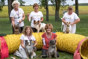 5 in the Hive: Ilonka & Bee, Lynda & Raine, Robin & Kenzie, JoAnne & Token, Lorraine & Jersey